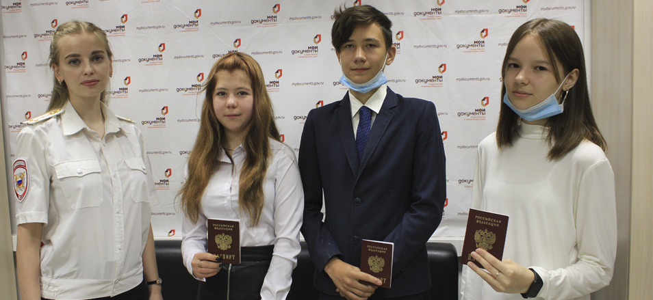 Торжественное вручение паспортов состоялось в УМФЦ в преддверии Дня России